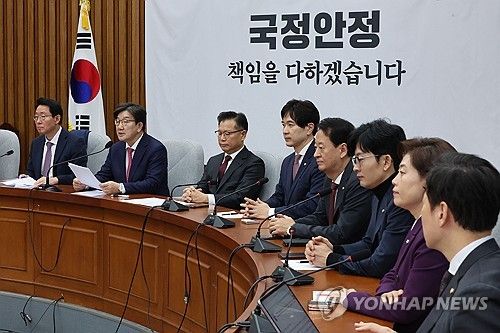 발언하는 권성동 원내대표