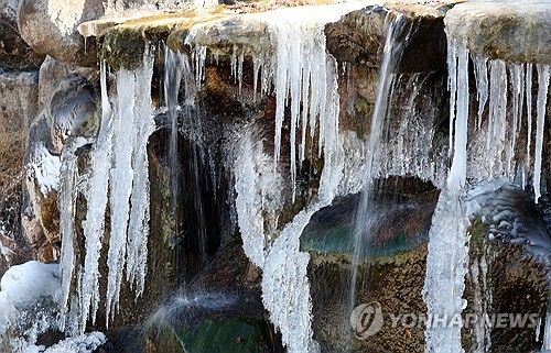 맹추위에 꽁꽁 언 연못