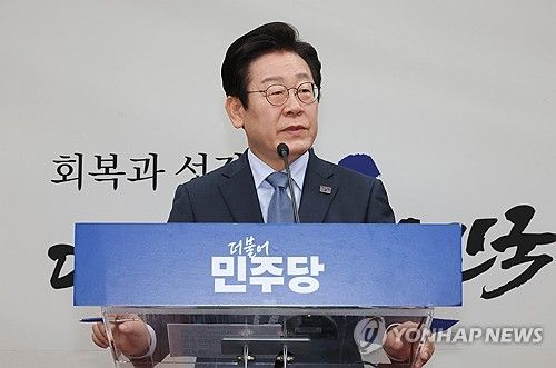 질문에 답변하는 이재명 대표