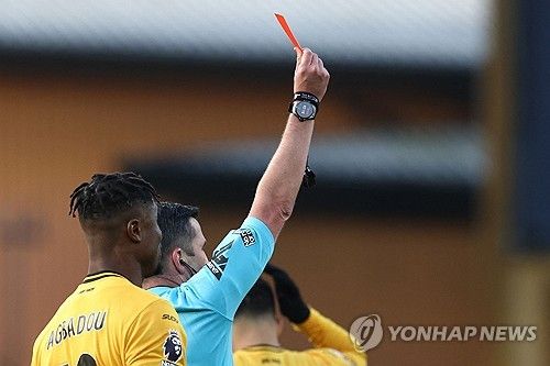 레드카드 꺼내 든 올리버 심판