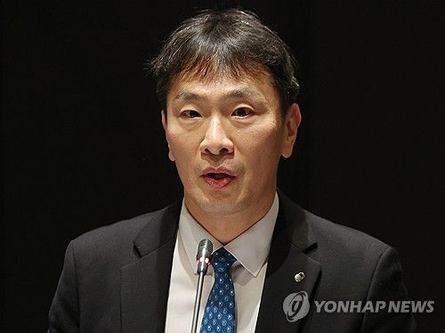 발언하는 이복현 금감원장