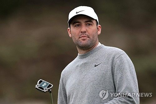 연습 라운드 도중 그린을 응시하는 셰플러.