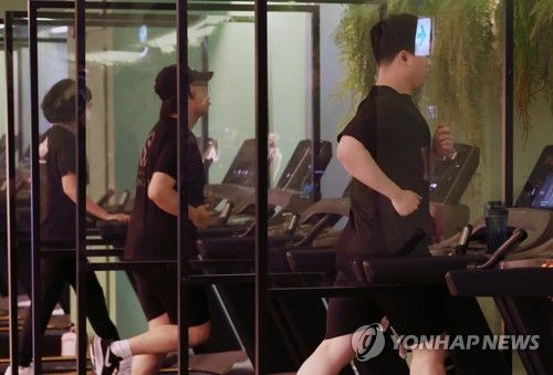 피트니스센터에서 운동하는 사람들