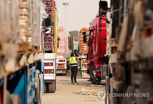 가자지구 진입 대기 중인 구호트럭들