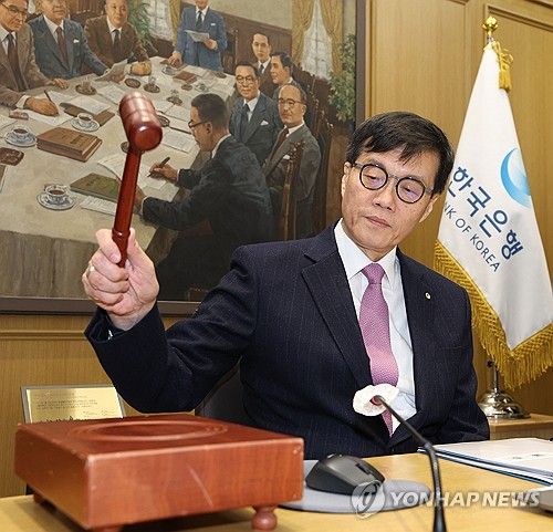 금융통화위원회서 의사봉 두드리는 이창용 한국은행 총재