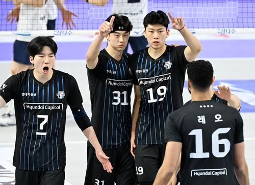 득점 후 기뻐하는 현대캐피탈 선수들