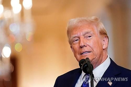 기자회견하는 트럼프