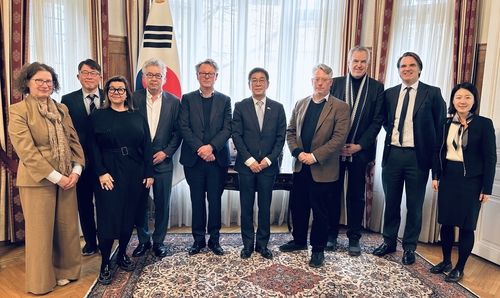 함상욱 주오스트리아 한국 대사의 관저에 모인 오스트리아 문화계 유력 인사들