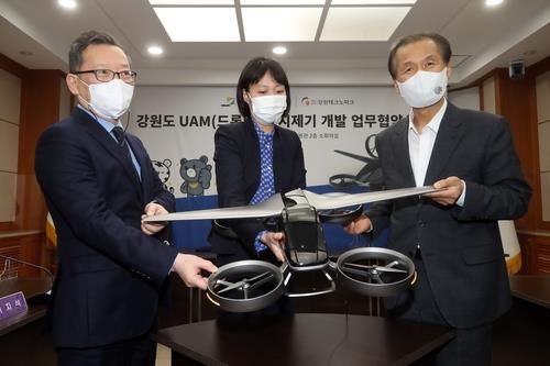 2022년 3월 액화수소 드론택시(UAM) 시제기 개발 업무협약 모습. 오른쪽부터 최문순 전 지사, 홍유정 디스이즈엔지니어링 대표, 김성인 강원테크노파크 원장. [강원도 제공. 연합뉴스 자료사진]