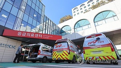 응급실 앞 구급차