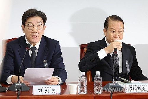 물 마시는 권영세 비대위원장