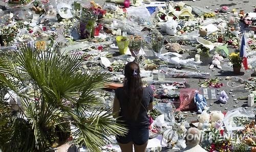 '니스 테러' 현장서 희생자 애도