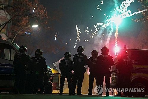 폭죽놀이 지켜보는 경찰