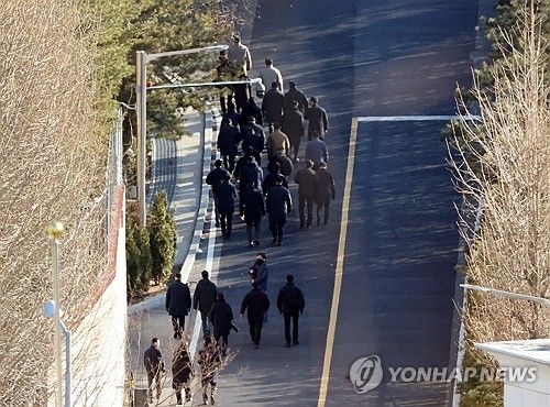 한남동 관저 경내에서 이동하는 인원들