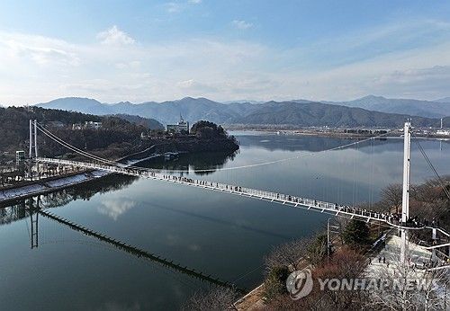 '춘천사이로 248' 건너는 시민들