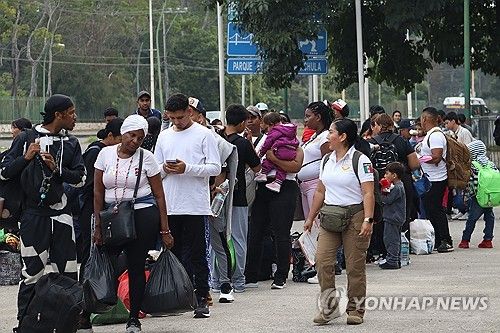 멕시코에서 버스 탑승 대기하는 이민자들