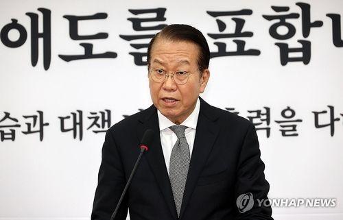 긴급기자회견하는 권영세 비상대책위원장