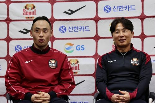 3일 구리 GS챔피언스파크에서 기자회견 하는 문선민과 김기동 감독