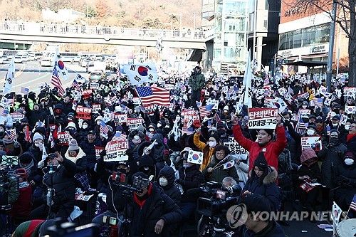 한남동 관저 앞에 모인 윤 대통령 지지자들