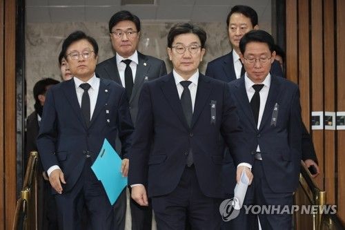 원내대책회의 참석하는 권성동 원내대표