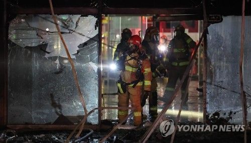 인명 수색에 투입된 소방관