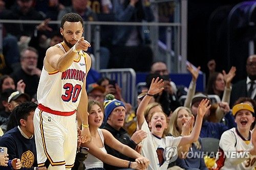 커리의 3점포 세리머니