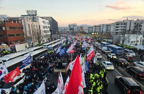 한남동 관저 인근서 행진하는 민주노총