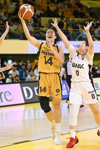 KB의 송윤하(왼쪽)