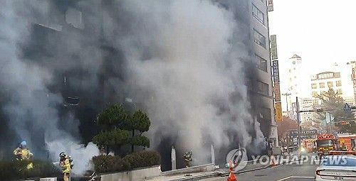 성남 야탑동 복합건축물 화재 진화작업 하는 소방관들