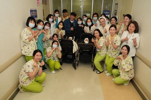 (서울=연합뉴스) 지난해 9월 20일 서울성모병원에서 이른둥이로 태어난 다섯쌍둥이 중 둘째와 셋째가 3일 건강하게 집으로 돌아갔다. 서울성모병원에 따르면 김준영·사공혜란씨 부부 사이에서 태어난 남자아이 3명과 여자아이 2명 다섯쌍둥이 중 아들인 둘째와 셋째가 이른둥이 치료를 마치고 이날 퇴원했다. 2025.01.03. [서울성모병원 제공. 재판매 및 DB 금지]