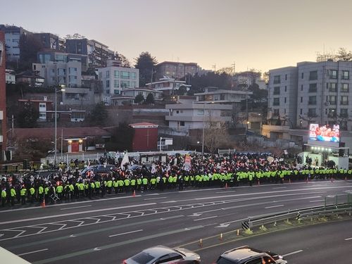 체포영장 집행에 관저 앞 尹 지지자들 격앙…"대통령 지키자" - 1