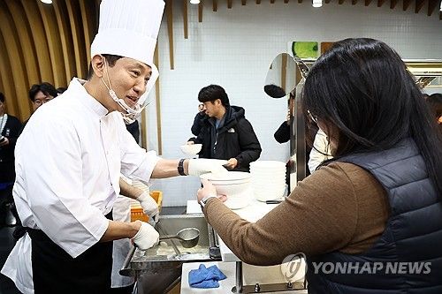 떡국 배식하는 오세훈 시장