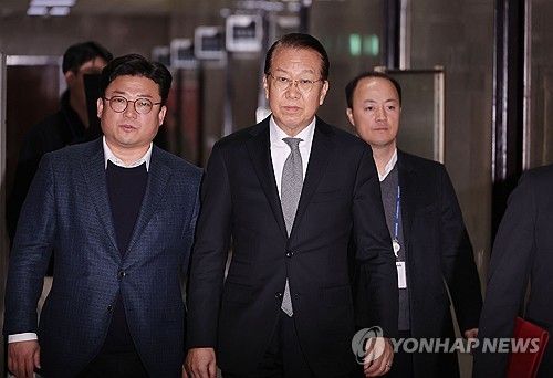 긴급기자회견 향하는 권영세 비상대책위원장