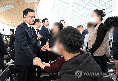 제주항공 사고 유가족 위로하는 최상목 권한대행