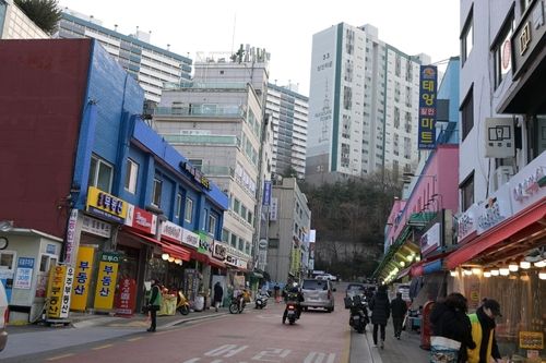 지중화사업을 마친 약수시장 일대 거리