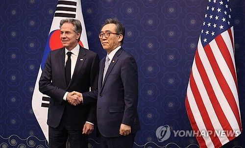 악수하는 조태열 외교부 장관과 블링컨 미 국무장관