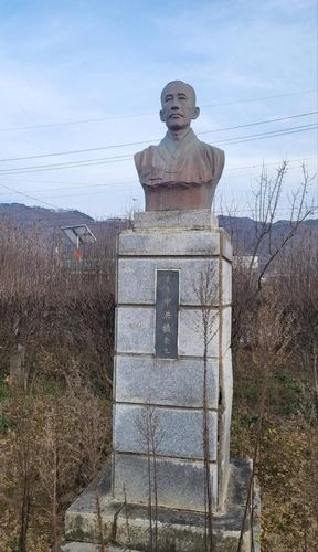 옛 가덕중에 있던 독립운동가 신홍식 선생 흉상 