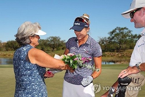작년 LPGA 투어 시즌 최종전을 마치고 꽃다발을 받는 톰프슨.