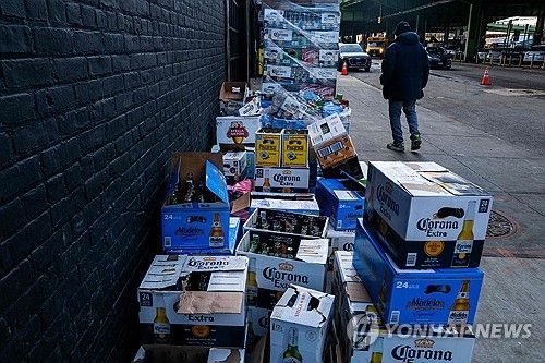 뉴욕 브루클린 거리에 쌓인 빈 술병