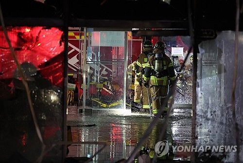 수색하는 소방관들