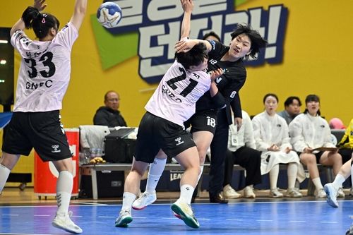 30일 경남개발공사와 경기에서 슛을 던지는 부산시설공단 문수현