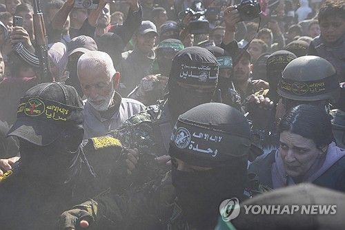 팔레스타인 주민 위협에 겁먹은 이스라엘 인질 예후드