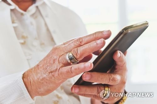 노인 스마트폰
