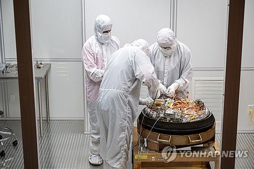 소행성 베누에서 채취한 시료를 분리 중인 미 항공우주국(NASA) 전문가들