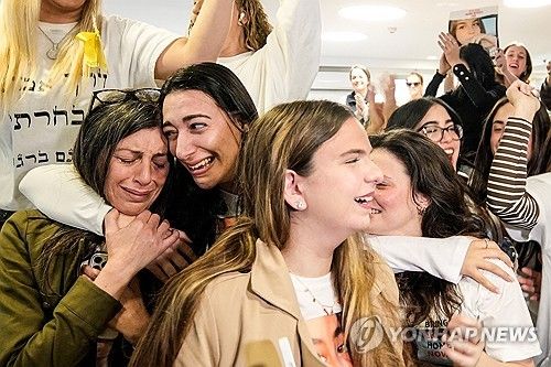 인질 석방에 환호하는 이스라엘 시민