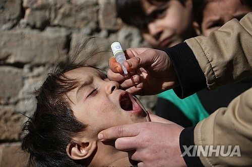 소아마비 백신 접종을 받는 아프간 어린이