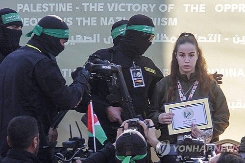 이스라엘 군인 석방하는 하마스 무장대원