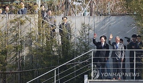 문재인·이재명 손 인사