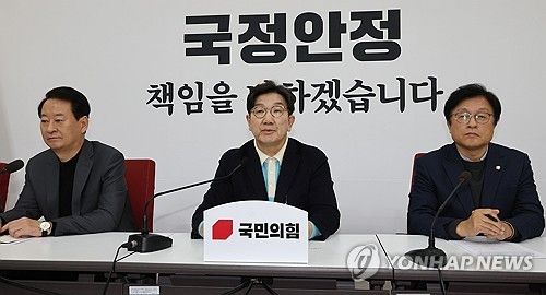 발언하는 권성동 원내대표