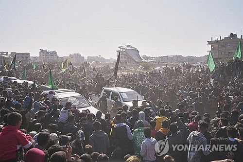 적십자 차량 에워싼 군중